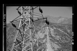 [Desarrollo de las tuberías desde la chimenea de equilibrio hasta la central y el entorno con gran vegetación en que predominan los cipreses]