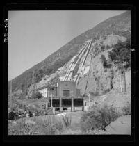 Detalles del edificio de la Central [Hidroeléctrica con una superficie de 1520 metros cuadrados] con su patio de transformadores
