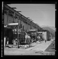 Detalles del edificio de la Central [Hidroeléctrica, con una superficie de 1520 metros cuadrados] con su patio de transformadores