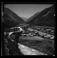 Patio de alta tensión y torres de conducción