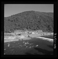 [Río Polcura; vista de las obras de construcción de la bocatoma Polcura : Excavación y hormigones en la barrera móvil]