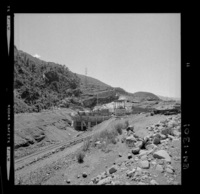 Construcción de la casa de máquinas, se aprecia la salida de dos túneles que alimentarán las turbinas.