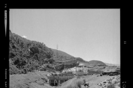 Construcción de la casa de máquinas, se aprecia la salida de dos túneles que alimentarán las turbinas.