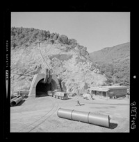Refuerzos de la obra de toma, entrada del túnel común de aducción y faena de hormigonado de solera del mismo.