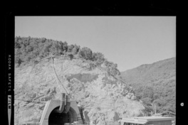 Refuerzos de la obra de toma, entrada del túnel común de aducción y faena de hormigonado de solera del mismo.