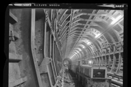 Aspecto de túneles en etapa de terminación, uso de moldajes retráctiles y hormigonado de bóveda