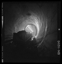 Aspecto de túneles en etapa de terminación, uso de moldajes retráctiles y hormigonado de bóveda