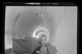 Aspecto de túneles en etapa de terminación, uso de moldajes retráctiles y hormigonado de bóveda