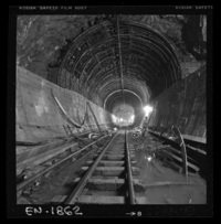 Aspecto de túneles en etapa de terminación, uso de moldajes retráctiles y hormigonado de bóveda