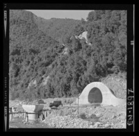 Llegada del túnel de aducción al río Pichipolcura y cepa de apoyo de tubería de acero para el cruce sobre el río