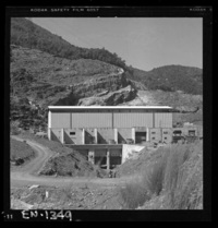 Casa de máquinas en una segunda etapa : vista exterior, interior y aspectos del montaje de los equipos, incluyendo el caracol de la turbina