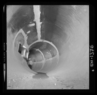 [Casa de máquinas en una segunda etapa : vista interior, aspecto del montaje del caracol de la turbina]