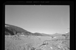 [Casa de máquinas en una segunda etapa : defensas en el río Laja, para proteger el patio de alta tensión contiguo a la casa de máquinas]