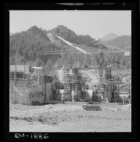 [Casa de máquinas en una segunda etapa : Construcción de bocatomas para aguas de riego provenientes de las Centrales Antuco y Abanico]