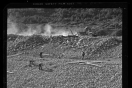 [Casa de máquinas en una segunda etapa : defensas en el río Laja, para proteger el patio de alta tensión contiguo a la casa de máquinas]