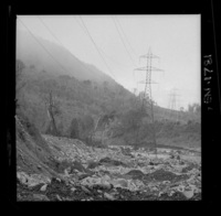 [Casa de máquinas en una segunda etapa : torres de conducción en la zona de Antuco]
