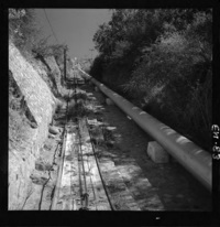 [Funicular para montaje y mantenimiento junto a la tubería de presión. Es el más largo construido en América del Sur]