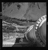 [Funicular para montaje y mantenimiento junto a la tubería de presión. Es el más largo construido en América del Sur]