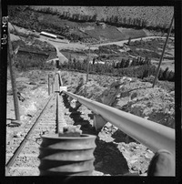 [Funicular para montaje y mantenimiento junto a la tubería de presión. Es el más largo construido en América del Sur]