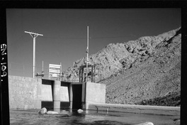 Bocatoma ubicada a 2600 m. sobre el nivel del mar : capta el agua del río Los Molles y mediante dos compuertas la entrega al canal de aducción. Este discurre cubierto por 17 km. hasta la cámara de carga