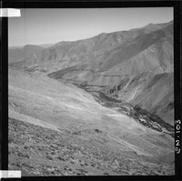 Bocatoma ubicada a 2600 m. sobre el nivel del mar : capta el agua del río Los Molles y mediante dos compuertas la entrega al canal de aducción. Este discurre cubierto por 17 km. hasta la cámara de carga