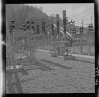 [Patio de alta tensión y torres de conducción de la Central Hidroeléctrica]