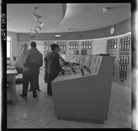 [Vista de las tres unidades generadoras y sala de comandos en el interior de la casa de máquinas]