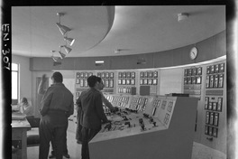 [Vista de las tres unidades generadoras y sala de comandos en el interior de la casa de máquinas]