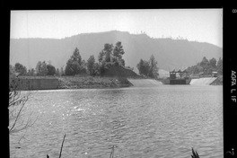 [Bocatoma ubicada en el desagüe de la laguna Pullinque]