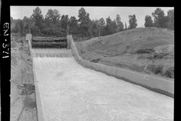 [Bocatoma ubicada en el desagüe de la laguna Pullinque]