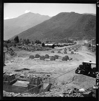 [Fundaciones para las dos tuberías de acero fabricadas por la Compañía de Acero del Pacífico, esperando su instalación]