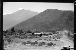 [Fundaciones para las dos tuberías de acero fabricadas por la Compañía de Acero del Pacífico, esperando su instalación]