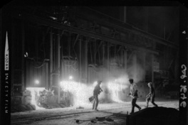 [Trabajadores en altos hornos de la fundición de acero]