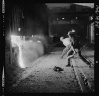 [Trabajadores en altos hornos de la fundición de acero]