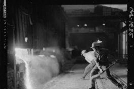 [Trabajadores en altos hornos de la fundición de acero]