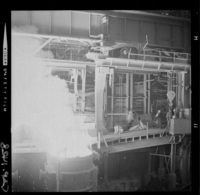 [Trabajadores en altos hornos de la fundición de acero]