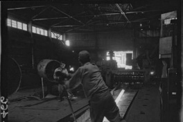 [Trabajadores en el proceso de laminación en la fundición de acero]