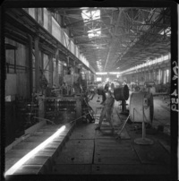 [Trabajadores en el proceso de laminación en la fundición de acero]