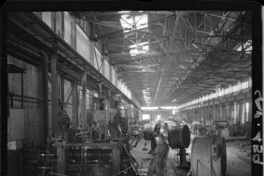 [Trabajadores en el proceso de laminación en la fundición de acero]