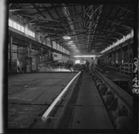 [Trabajadores en el proceso de laminación en la fundición de acero]