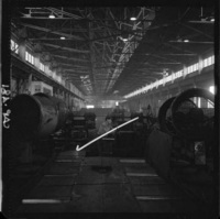 [Trabajadores en el proceso de laminación en la fundición de acero]
