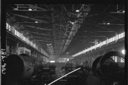 [Trabajadores en el proceso de laminación en la fundición de acero]