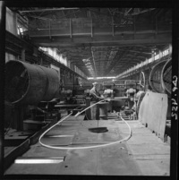 [Trabajadores en el proceso de laminación en la fundición de acero]