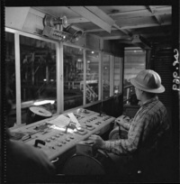 [Operador en la sala de control de laminación]