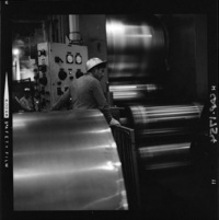 Trabajador en el proceso de laminación en la fundición de acero