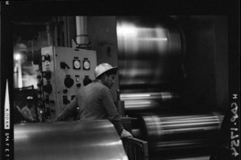 Trabajador en el proceso de laminación en la fundición de acero