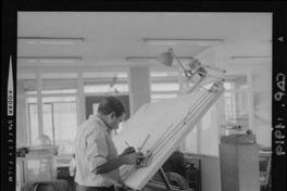 [Ingeniero en su mesa de trabajo en las instalaciones de CAP]