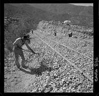 [Trabajos a orillas de la línea férrea que transporta el mineral de hierro]