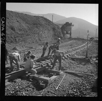 [Trabajos en la línea férrea que transporta el mineral de hierro]