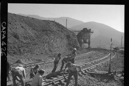 [Trabajos en la línea férrea que transporta el mineral de hierro]